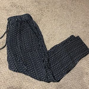 Old Navy ~ Black and white cropped flowy pants